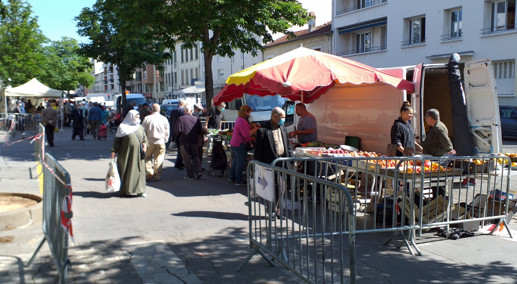 Le marché du mardi, avenue Leclerc.